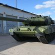 Der erste umfassend überholte Kampfpanzer des schwedischen Heeres ist in Skövde eingetroffen. Bis 2031 sollen sämtliche 110 Fahrzeuge des Typs Stridsvagn 122 in Deutschland modernisiert werden.