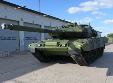 Der erste umfassend überholte Kampfpanzer des schwedischen Heeres ist in Skövde eingetroffen. Bis 2031 sollen sämtliche 110 Fahrzeuge des Typs Stridsvagn 122 in Deutschland modernisiert werden.