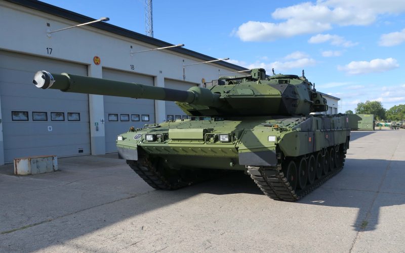 Der erste umfassend überholte Kampfpanzer des schwedischen Heeres ist in Skövde eingetroffen. Bis 2031 sollen sämtliche 110 Fahrzeuge des Typs Stridsvagn 122 in Deutschland modernisiert werden.