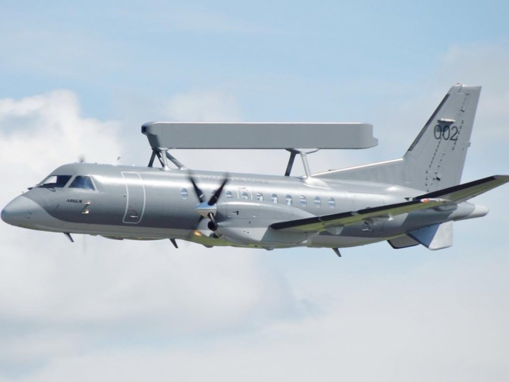 Das ukrainische Verteidigungsministerium hat erstmals bestätigt, dass das von Schweden gelieferte Aufklärungs- und Führungsflugzeug ASC 890 seit März 2026 Kampfeinsätze fliegt. Damit verfügt die ukrainische Luftwaffe erstmals über eine eigene luftgestützte Frühwarnkomponente.