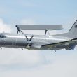 Das ukrainische Verteidigungsministerium hat erstmals bestätigt, dass das von Schweden gelieferte Aufklärungs- und Führungsflugzeug ASC 890 seit März 2026 Kampfeinsätze fliegt. Damit verfügt die ukrainische Luftwaffe erstmals über eine eigene luftgestützte Frühwarnkomponente.