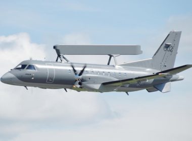 Das ukrainische Verteidigungsministerium hat erstmals bestätigt, dass das von Schweden gelieferte Aufklärungs- und Führungsflugzeug ASC 890 seit März 2026 Kampfeinsätze fliegt. Damit verfügt die ukrainische Luftwaffe erstmals über eine eigene luftgestützte Frühwarnkomponente.