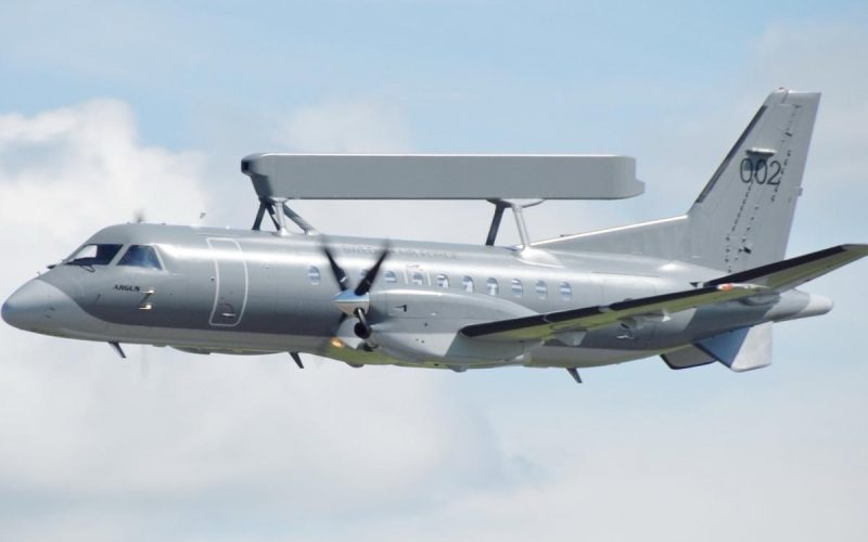 Das ukrainische Verteidigungsministerium hat erstmals bestätigt, dass das von Schweden gelieferte Aufklärungs- und Führungsflugzeug ASC 890 seit März 2026 Kampfeinsätze fliegt. Damit verfügt die ukrainische Luftwaffe erstmals über eine eigene luftgestützte Frühwarnkomponente.