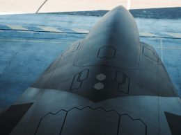 Die schwedische Beschaffungsbehörde FMV hat Saab mit der Fortsetzung der Konzeptarbeiten für ein künftiges Luftkampfsystem beauftragt. Der Vertrag über rund 2,9 Milliarden Schwedische Kronen umfasst Studien sowie fliegende und bodengebundene Demonstratoren.