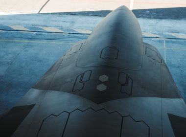 Die schwedische Beschaffungsbehörde FMV hat Saab mit der Fortsetzung der Konzeptarbeiten für ein künftiges Luftkampfsystem beauftragt. Der Vertrag über rund 2,9 Milliarden Schwedische Kronen umfasst Studien sowie fliegende und bodengebundene Demonstratoren.