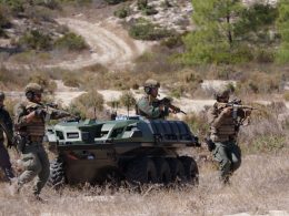 Rheinmetall Canada hat mit einem Spatenstich den Ausbau seines Standorts in Saint-Jean-sur-Richelieu begonnen. Die zusätzlichen Flächen sollen Fertigung, Integration und Instandhaltung unbemannter Bodensysteme in Kanada ausweiten.