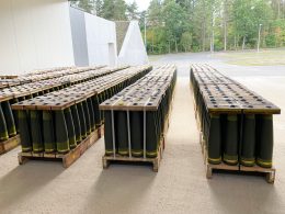 Der Düsseldorfer Rüstungskonzern Rheinmetall liefert einem nicht näher bezeichneten internationalen Kunden eine fünfstellige Zahl an 155-mm-Artilleriegeschossen. Der Auftragswert liegt im niedrigen dreistelligen Millionen-Euro-Bereich, die Auslieferung soll 2027 abgeschlossen sein.