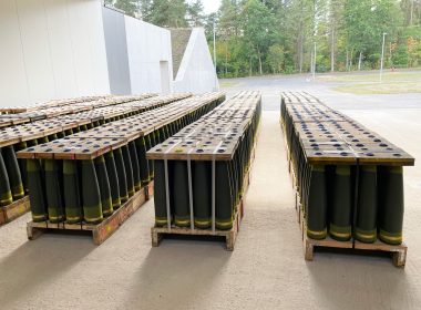 Der Düsseldorfer Rüstungskonzern Rheinmetall liefert einem nicht näher bezeichneten internationalen Kunden eine fünfstellige Zahl an 155-mm-Artilleriegeschossen. Der Auftragswert liegt im niedrigen dreistelligen Millionen-Euro-Bereich, die Auslieferung soll 2027 abgeschlossen sein.