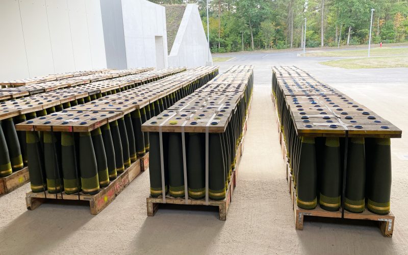 Der Düsseldorfer Rüstungskonzern Rheinmetall liefert einem nicht näher bezeichneten internationalen Kunden eine fünfstellige Zahl an 155-mm-Artilleriegeschossen. Der Auftragswert liegt im niedrigen dreistelligen Millionen-Euro-Bereich, die Auslieferung soll 2027 abgeschlossen sein.