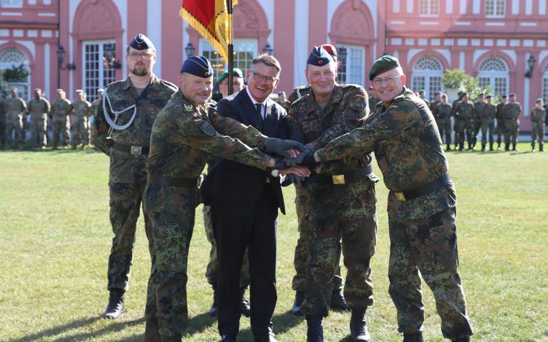 Das Landeskommando Hessen hat einen neuen Kommandeur. Brigadegeneral Markus Reinhardt übernahm am 22. September 2026 in Wiesbaden die Führung von Brigadegeneral Holger Radmann, der in das Operative Führungskommando der Bundeswehr wechselt.