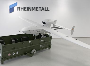 Das Luftfahrtamt der Bundeswehr hat dem unbemannten Aufklärungssystem LUNA NG eine vorläufige Verkehrszulassung erteilt. Die vollständige Musterzulassung steht aus, der Zulauf des ersten Seriensystems liegt rund sieben Jahre hinter der ursprünglichen Planung.