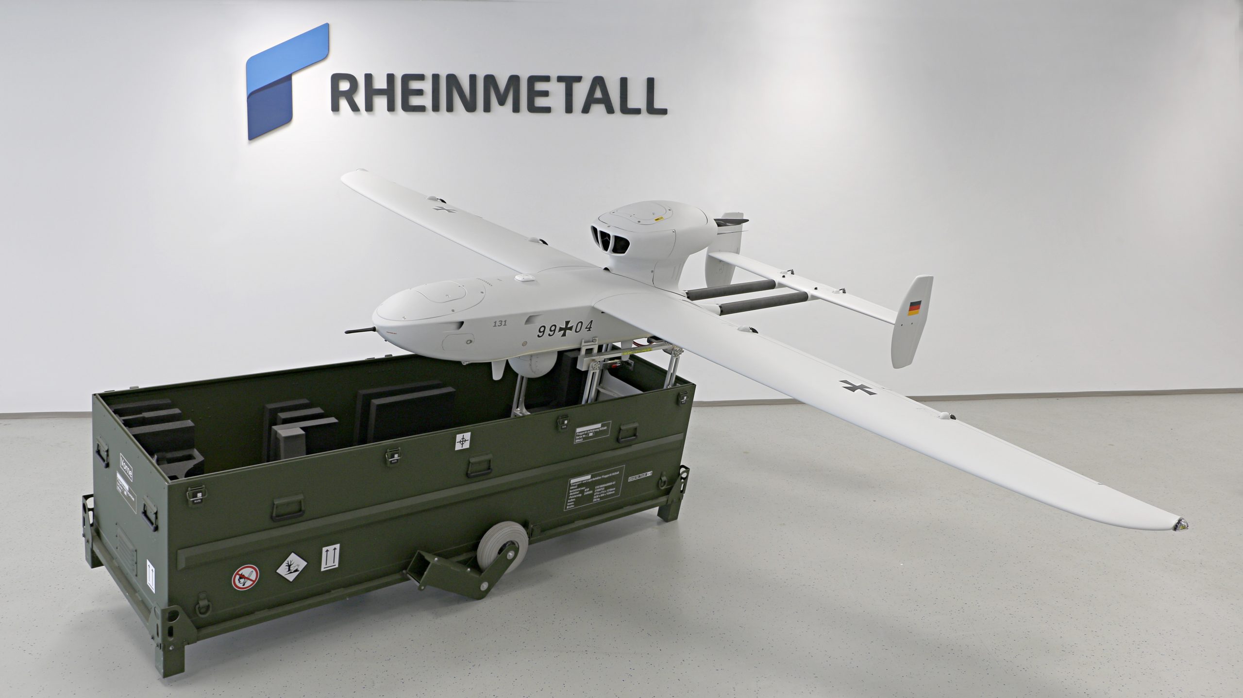 Das Luftfahrtamt der Bundeswehr hat dem unbemannten Aufklärungssystem LUNA NG eine vorläufige Verkehrszulassung erteilt. Die vollständige Musterzulassung steht aus, der Zulauf des ersten Seriensystems liegt rund sieben Jahre hinter der ursprünglichen Planung.