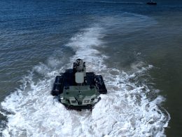 American Rheinmetall liefert dem U.S. Marine Corps zwölf unbemannte Bodenfahrzeuge vom Typ Mission Master SP und fünf amphibische Ausrüstungssätze. Der Auftrag im Wert von 7,28 Millionen US-Dollar dient der weiteren Erprobung autonomer Logistik.