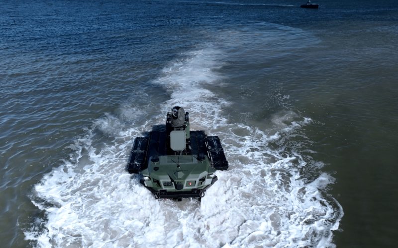 American Rheinmetall liefert dem U.S. Marine Corps zwölf unbemannte Bodenfahrzeuge vom Typ Mission Master SP und fünf amphibische Ausrüstungssätze. Der Auftrag im Wert von 7,28 Millionen US-Dollar dient der weiteren Erprobung autonomer Logistik.