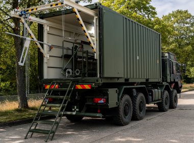 Das Bundesamt für Ausrüstung, Informationstechnik und Nutzung der Bundeswehr (BAAINBw) hat die Erneuerung der mobilen Hörfunk-Sendeanlagen des Zentrums Operative Kommunikation beauftragt. Bis Mitte 2028 sollen acht containerbasierte Sendeeinheiten entstehen, die neben UKW auch digital über DAB+ ausstrahlen können.