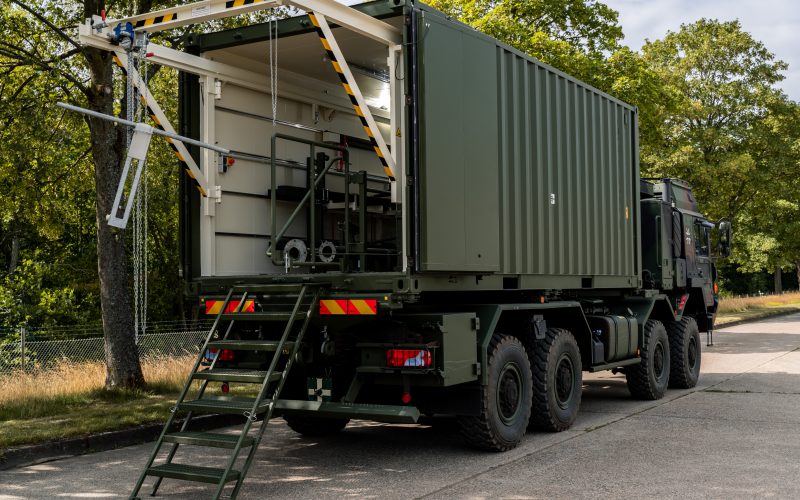 Das Bundesamt für Ausrüstung, Informationstechnik und Nutzung der Bundeswehr (BAAINBw) hat die Erneuerung der mobilen Hörfunk-Sendeanlagen des Zentrums Operative Kommunikation beauftragt. Bis Mitte 2028 sollen acht containerbasierte Sendeeinheiten entstehen, die neben UKW auch digital über DAB+ ausstrahlen können.