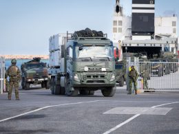 Rund 500 deutsche Soldatinnen und Soldaten trainieren bis zum 23. September gemeinsam mit den schwedischen Streitkräften auf und um die Ostseeinsel Gotland. Im Mittelpunkt der Übung Silver Wotan 2026 stehen die schnelle Verlegung alliierter Kräfte und der Schutz der schwedischen Küstenverteidigung.
