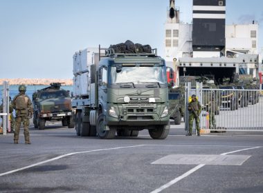 Rund 500 deutsche Soldatinnen und Soldaten trainieren bis zum 23. September gemeinsam mit den schwedischen Streitkräften auf und um die Ostseeinsel Gotland. Im Mittelpunkt der Übung Silver Wotan 2026 stehen die schnelle Verlegung alliierter Kräfte und der Schutz der schwedischen Küstenverteidigung.