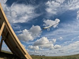 Drei Monate nach Unterzeichnung ihrer Kooperationsvereinbarung haben Diehl Defence und Elbit Systems das Loitering-Munitionssystem SkyStriker in einer Live-Vorführung gezeigt. Im Mittelpunkt standen die Reichweite und die Übergabe der Steuerung auf 80 Kilometer Entfernung.