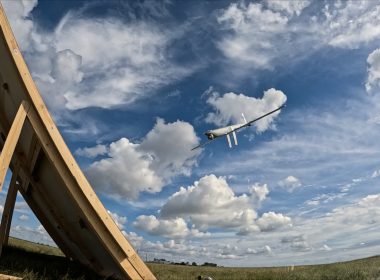 Drei Monate nach Unterzeichnung ihrer Kooperationsvereinbarung haben Diehl Defence und Elbit Systems das Loitering-Munitionssystem SkyStriker in einer Live-Vorführung gezeigt. Im Mittelpunkt standen die Reichweite und die Übergabe der Steuerung auf 80 Kilometer Entfernung.