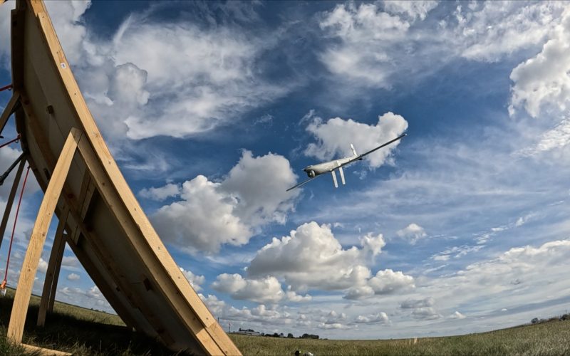 Drei Monate nach Unterzeichnung ihrer Kooperationsvereinbarung haben Diehl Defence und Elbit Systems das Loitering-Munitionssystem SkyStriker in einer Live-Vorführung gezeigt. Im Mittelpunkt standen die Reichweite und die Übergabe der Steuerung auf 80 Kilometer Entfernung.