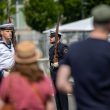 Die aktuelle Bevölkerungsbefragung des Zentrums für Militärgeschichte und Sozialwissenschaften der Bundeswehr (ZMSBw) zeigt breite Zustimmung zur Stärkung der Streitkräfte und zum Neuen Wehrdienst. Zugleich geht die Unterstützung für ein aktives militärisches Engagement im Ausland zurück.