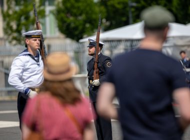 Die aktuelle Bevölkerungsbefragung des Zentrums für Militärgeschichte und Sozialwissenschaften der Bundeswehr (ZMSBw) zeigt breite Zustimmung zur Stärkung der Streitkräfte und zum Neuen Wehrdienst. Zugleich geht die Unterstützung für ein aktives militärisches Engagement im Ausland zurück.