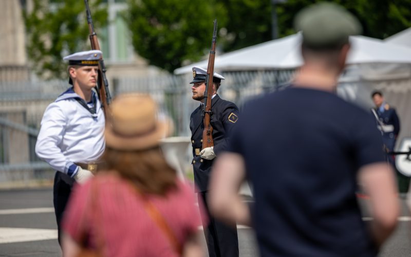 Die aktuelle Bevölkerungsbefragung des Zentrums für Militärgeschichte und Sozialwissenschaften der Bundeswehr (ZMSBw) zeigt breite Zustimmung zur Stärkung der Streitkräfte und zum Neuen Wehrdienst. Zugleich geht die Unterstützung für ein aktives militärisches Engagement im Ausland zurück.