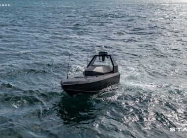 Das Berliner Rüstungsunternehmen STARK und die Werft Flensburger Shipyard (FSG) haben eine Absichtserklärung über die gemeinsame Produktion unbemannter Überwassersysteme unterzeichnet. Die Vanta-Familie soll künftig am Standort Flensburg in größeren Stückzahlen gefertigt werden.