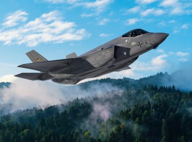 Mit der F-35A erhält die Luftwaffe den Nachfolger des Tornado und zugleich ihren ersten Tarnkappenjet. Das Vorhaben gehört zu den wenigen deutschen Großprojekten, die bislang im Zeit- und Kostenrahmen liegen. Offen bleiben dagegen die langfristige Abhängigkeit von den USA und die Frage, ob 35 Maschinen ausreichen.