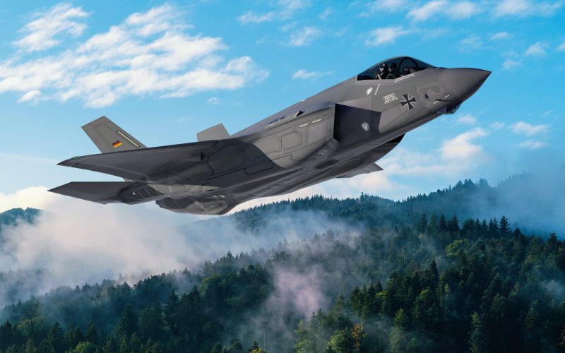 Mit der F-35A erhält die Luftwaffe den Nachfolger des Tornado und zugleich ihren ersten Tarnkappenjet. Das Vorhaben gehört zu den wenigen deutschen Großprojekten, die bislang im Zeit- und Kostenrahmen liegen. Offen bleiben dagegen die langfristige Abhängigkeit von den USA und die Frage, ob 35 Maschinen ausreichen.