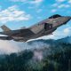 Mit der F-35A erhält die Luftwaffe den Nachfolger des Tornado und zugleich ihren ersten Tarnkappenjet. Das Vorhaben gehört zu den wenigen deutschen Großprojekten, die bislang im Zeit- und Kostenrahmen liegen. Offen bleiben dagegen die langfristige Abhängigkeit von den USA und die Frage, ob 35 Maschinen ausreichen.