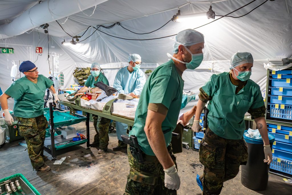 Vom 19. bis 29. Oktober 2026 beteiligt sich der Sanitätsdienst der Bundeswehr an der Übung Keen Sword 2026 in Japan. Gemeinsam mit japanischen Kräften und weiteren Partnern wird die Versorgung und Evakuierung einer großen Zahl von Verwundeten trainiert.