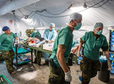Vom 19. bis 29. Oktober 2026 beteiligt sich der Sanitätsdienst der Bundeswehr an der Übung Keen Sword 2026 in Japan. Gemeinsam mit japanischen Kräften und weiteren Partnern wird die Versorgung und Evakuierung einer großen Zahl von Verwundeten trainiert.