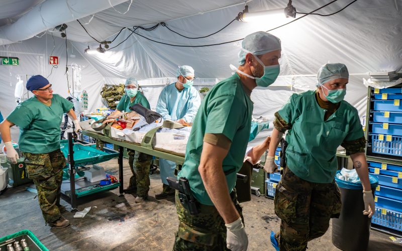 Vom 19. bis 29. Oktober 2026 beteiligt sich der Sanitätsdienst der Bundeswehr an der Übung Keen Sword 2026 in Japan. Gemeinsam mit japanischen Kräften und weiteren Partnern wird die Versorgung und Evakuierung einer großen Zahl von Verwundeten trainiert.