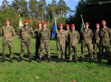 Ein Jahr nach seiner Neuaufstellung hat das Artilleriebataillon 215 in Augustdorf drei weitere Batterien erhalten. Sie sind für die Einsatz- und Führungsunterstützung, den Aufbau der Fähigkeit Loitering Munition und die Basisausbildung von bis zu 300 Rekrutinnen und Rekruten vorgesehen.