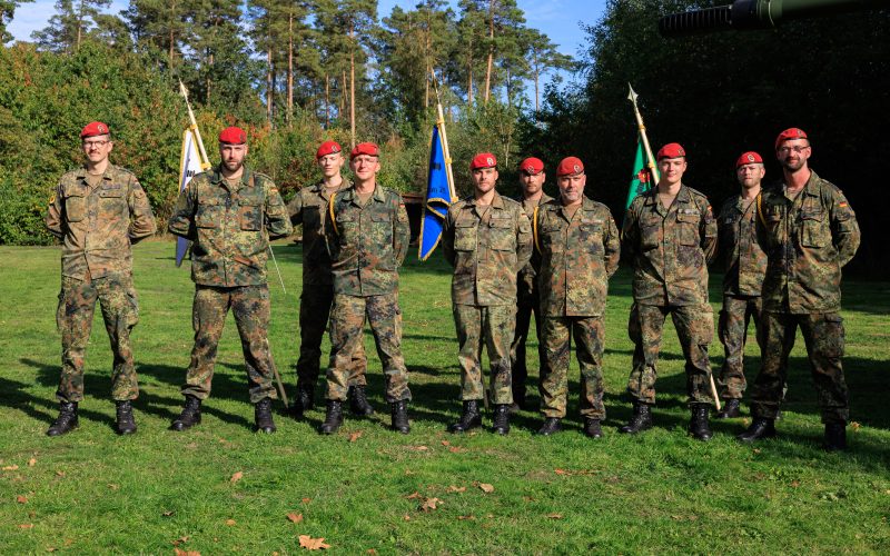 Ein Jahr nach seiner Neuaufstellung hat das Artilleriebataillon 215 in Augustdorf drei weitere Batterien erhalten. Sie sind für die Einsatz- und Führungsunterstützung, den Aufbau der Fähigkeit Loitering Munition und die Basisausbildung von bis zu 300 Rekrutinnen und Rekruten vorgesehen.