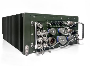 Die dänische Beschaffungs- und Logistikorganisation DALO hat das Software Defined Radio BNET-V von DND Digital für die Fahrzeugflotte des dänischen Heeres ausgewählt. Grundlage ist eine Rahmenvereinbarung mit 20 Jahren Laufzeit, gefertigt werden die Geräte in Flintbek bei Kiel.