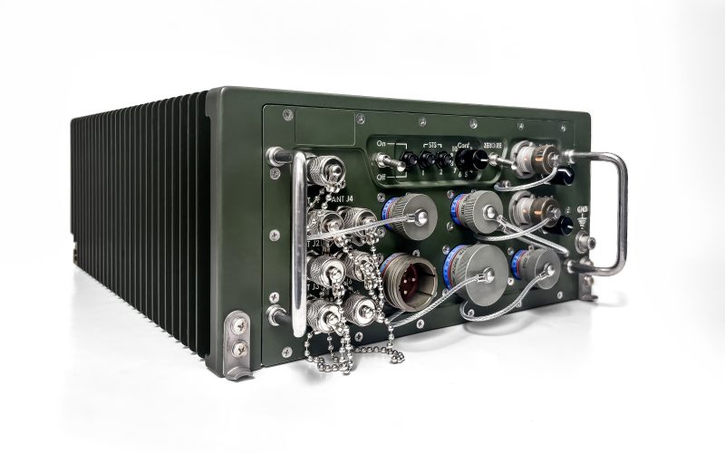 Die dänische Beschaffungs- und Logistikorganisation DALO hat das Software Defined Radio BNET-V von DND Digital für die Fahrzeugflotte des dänischen Heeres ausgewählt. Grundlage ist eine Rahmenvereinbarung mit 20 Jahren Laufzeit, gefertigt werden die Geräte in Flintbek bei Kiel.