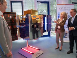 Die Universität der Bundeswehr München hat am 1. Oktober 2026 den Kleinsatelliten ATHENE-1 in eine niedrige Erdumlaufbahn gebracht. An Bord sind 22 Experimente zu Kommunikation, Navigation, Aufklärung und Datenverarbeitung im Orbit.