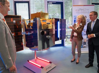 Die Universität der Bundeswehr München hat am 1. Oktober 2026 den Kleinsatelliten ATHENE-1 in eine niedrige Erdumlaufbahn gebracht. An Bord sind 22 Experimente zu Kommunikation, Navigation, Aufklärung und Datenverarbeitung im Orbit.