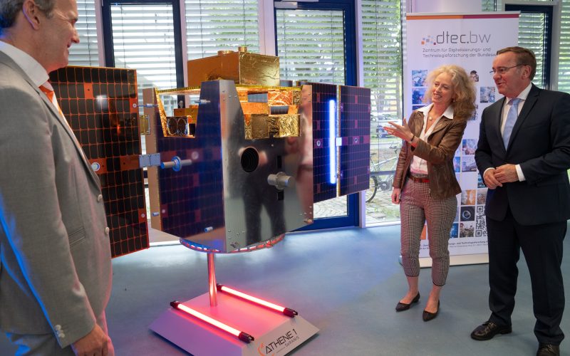 Die Universität der Bundeswehr München hat am 1. Oktober 2026 den Kleinsatelliten ATHENE-1 in eine niedrige Erdumlaufbahn gebracht. An Bord sind 22 Experimente zu Kommunikation, Navigation, Aufklärung und Datenverarbeitung im Orbit.