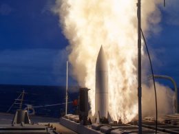 Die US Navy hat Raytheon mit der Fertigung von Lenkflugkörpern des Typs Standard Missile-6 beauftragt. Der Vertrag läuft über fünf Jahre, enthält zwei Optionsjahre und soll die Produktion deutlich ausweiten.