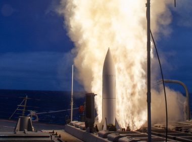 Die US Navy hat Raytheon mit der Fertigung von Lenkflugkörpern des Typs Standard Missile-6 beauftragt. Der Vertrag läuft über fünf Jahre, enthält zwei Optionsjahre und soll die Produktion deutlich ausweiten.