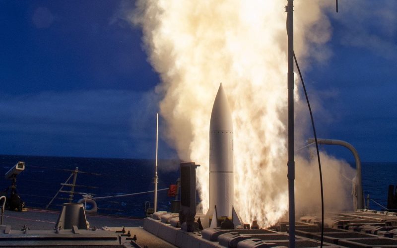 Die US Navy hat Raytheon mit der Fertigung von Lenkflugkörpern des Typs Standard Missile-6 beauftragt. Der Vertrag läuft über fünf Jahre, enthält zwei Optionsjahre und soll die Produktion deutlich ausweiten.