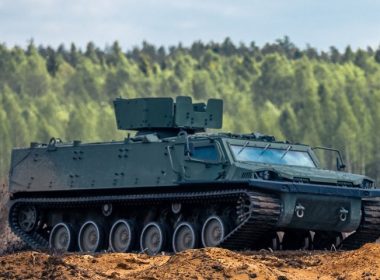 Finnland und Schweden haben erste gepanzerte Kettenfahrzeuge des Typs Patria TRACKX bestellt. Die Auslieferung beginnt 2027, anschließend sollen die Fahrzeuge in nationalen Truppenversuchen auf ihre Einsatztauglichkeit geprüft werden.