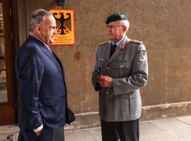 Die Bundeswehr und der Arbeiter-Samariter-Bund Deutschland haben eine Kooperationsvereinbarung unterzeichnet. Sie soll die Zusammenarbeit bei der Vorbereitung auf Krisen- und Katastrophenlagen sowie im Rahmen der Gesamtverteidigung strukturieren.