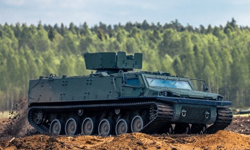 Finnland und Schweden haben erste gepanzerte Kettenfahrzeuge des Typs Patria TRACKX bestellt. Die Auslieferung beginnt 2027, anschließend sollen die Fahrzeuge in nationalen Truppenversuchen auf ihre Einsatztauglichkeit geprüft werden.