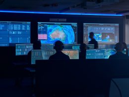 Saab hat mit dem Allied Mission System (AMS) eine cloudbasierte Softwareplattform vorgestellt, die Weltraumlagebild, Missionsmanagement und Führungsfunktionen in einem System zusammenführt. Die in Australien entwickelte Lösung soll weltweit als Software as a Service angeboten werden.