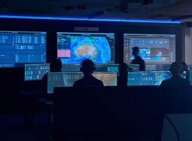 Saab hat mit dem Allied Mission System (AMS) eine cloudbasierte Softwareplattform vorgestellt, die Weltraumlagebild, Missionsmanagement und Führungsfunktionen in einem System zusammenführt. Die in Australien entwickelte Lösung soll weltweit als Software as a Service angeboten werden.